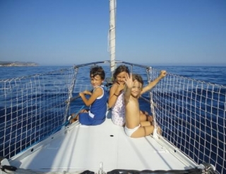 tres ninos en la cubierta de un barco